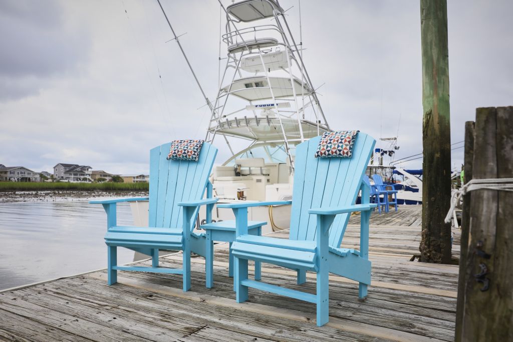 C03 Upright Adirondack (Chair) red aus hochwertigem Kunststoff Designer Gartenstuhl Original aus Kanada